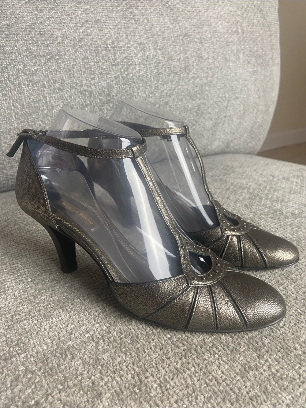 ANTONIO MELANI Metallic Pewter T-Strap Heels size 7.5